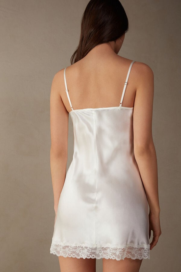 Intimissimi SE: Elegant powder white lace and silk details