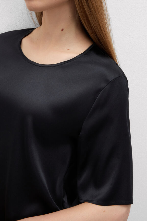 Kurz&auml;rmeliges Rundhalsshirt aus Seidensatin