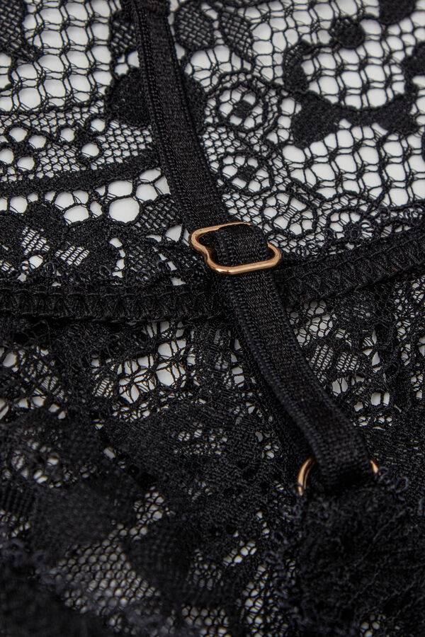 S&uacute;prava z Čipky Elegance Embodied