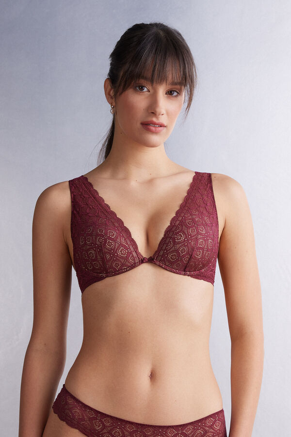 Underwire bra in satin effect fabric with lace. Lace trim. Adjustable