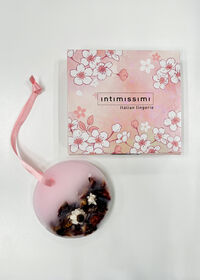 Intimissimi original aroma wax sachet with a gorgeous cherry blossom scent. Enjoy the scent by placing it in a large space such as an entrance or powder space, or in a closet or bedside