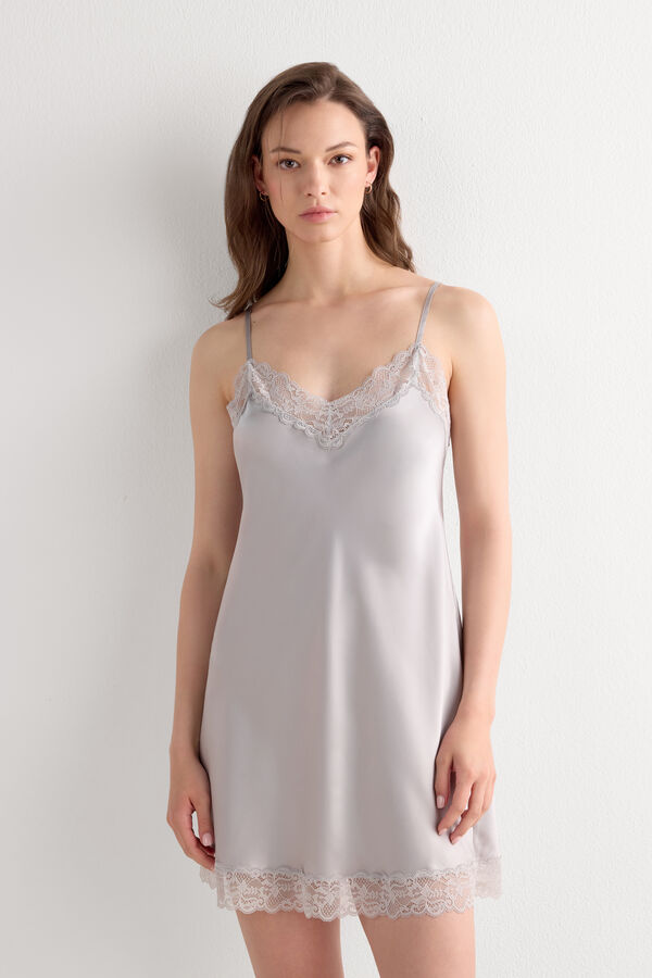 Unterkleid aus Seide mit Spitzeneinsätzen
