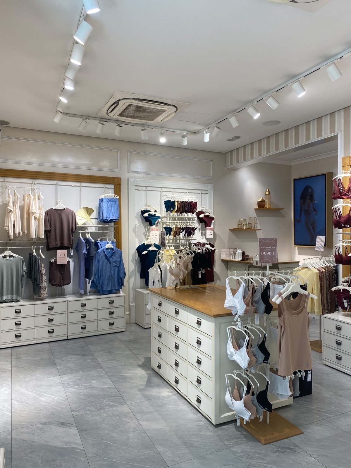 Intimissimi BOLOGNA VIA U. BASSI 13