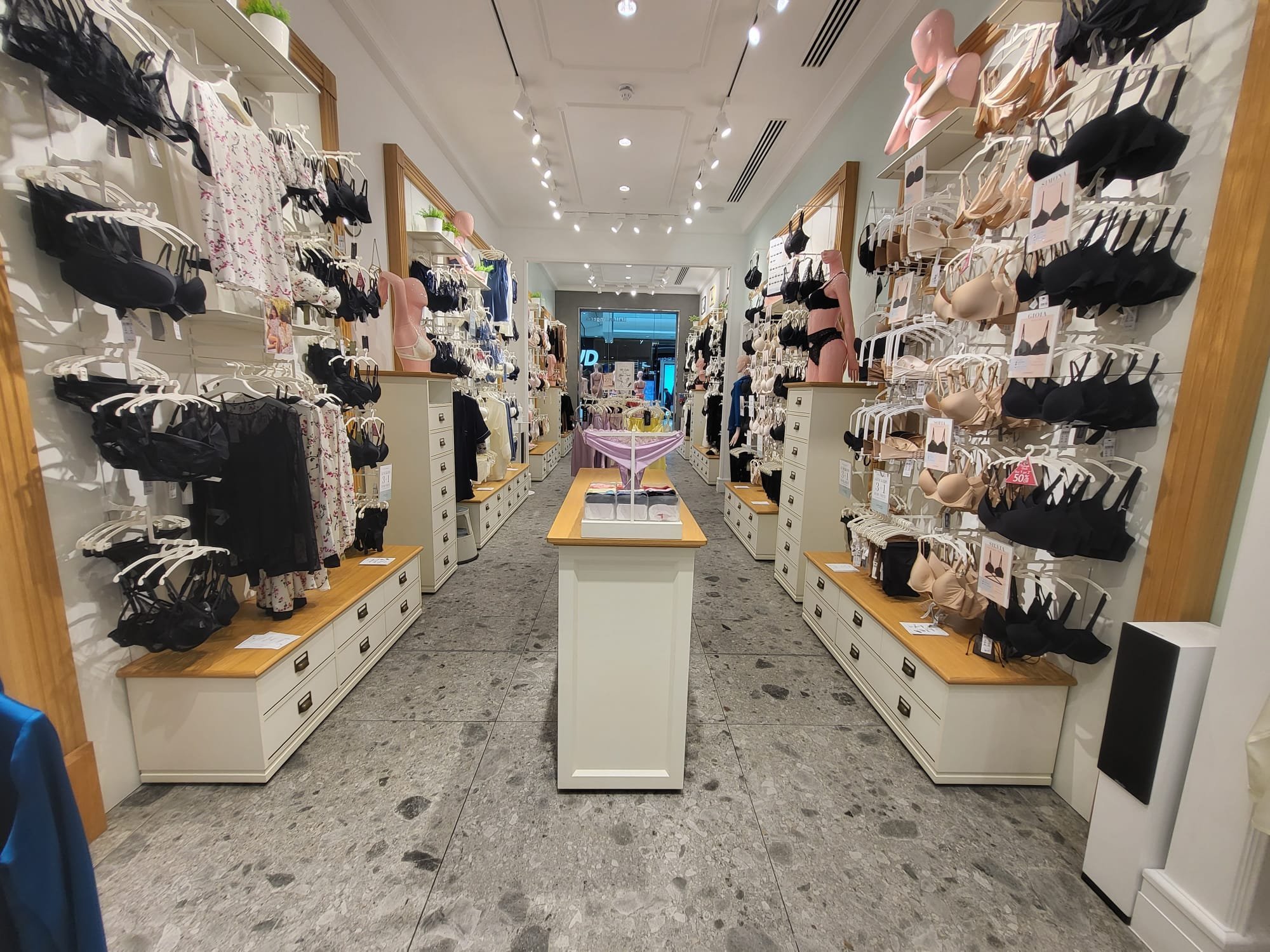 Underwear and lingerie shop in London-Shepherd's Bush at Westfield White  City - Ariel Way