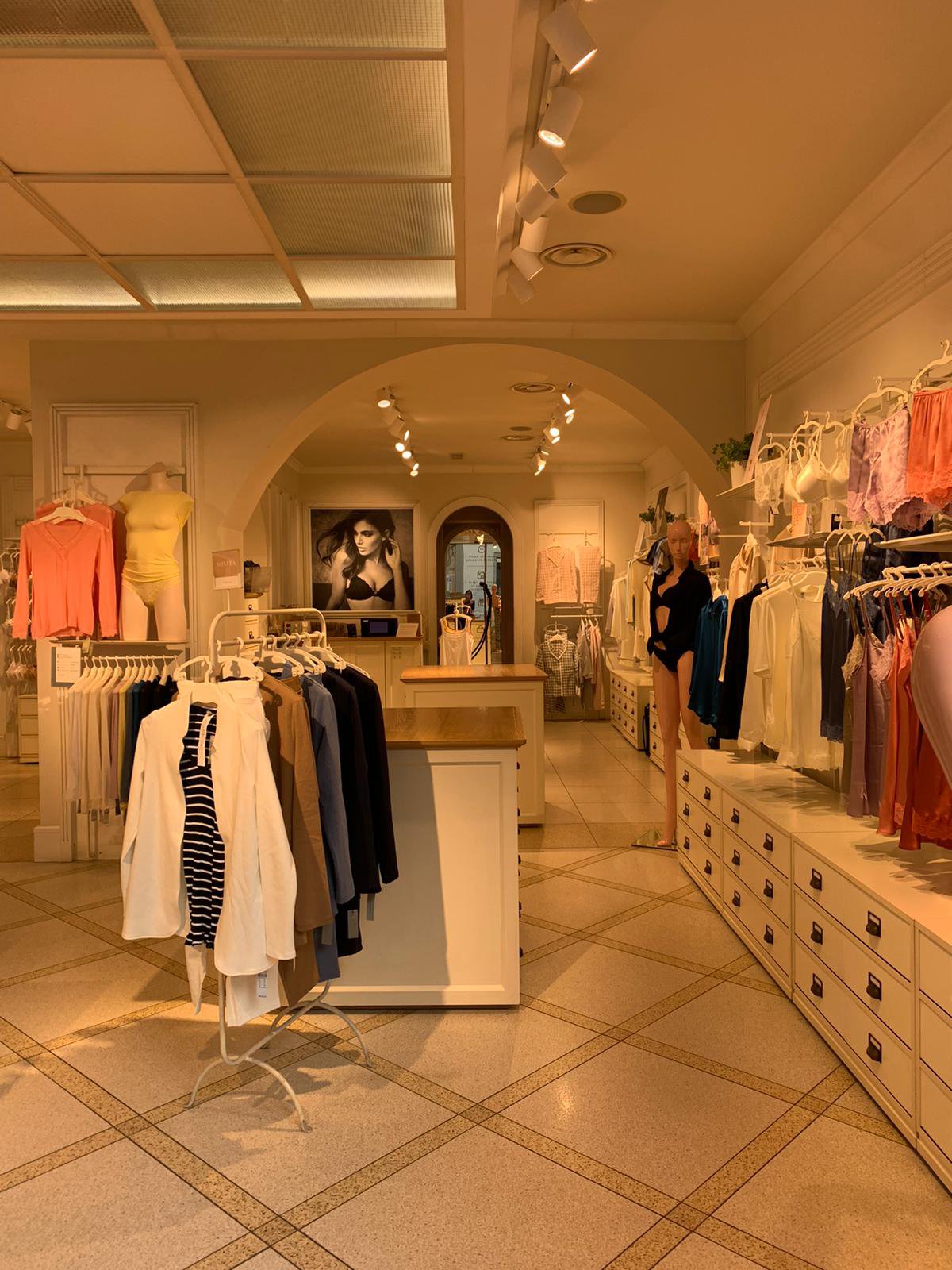 Underwear and lingerie shop in Lecco at Via Roma 79 Ang.Via Cattaneo Intimissimi