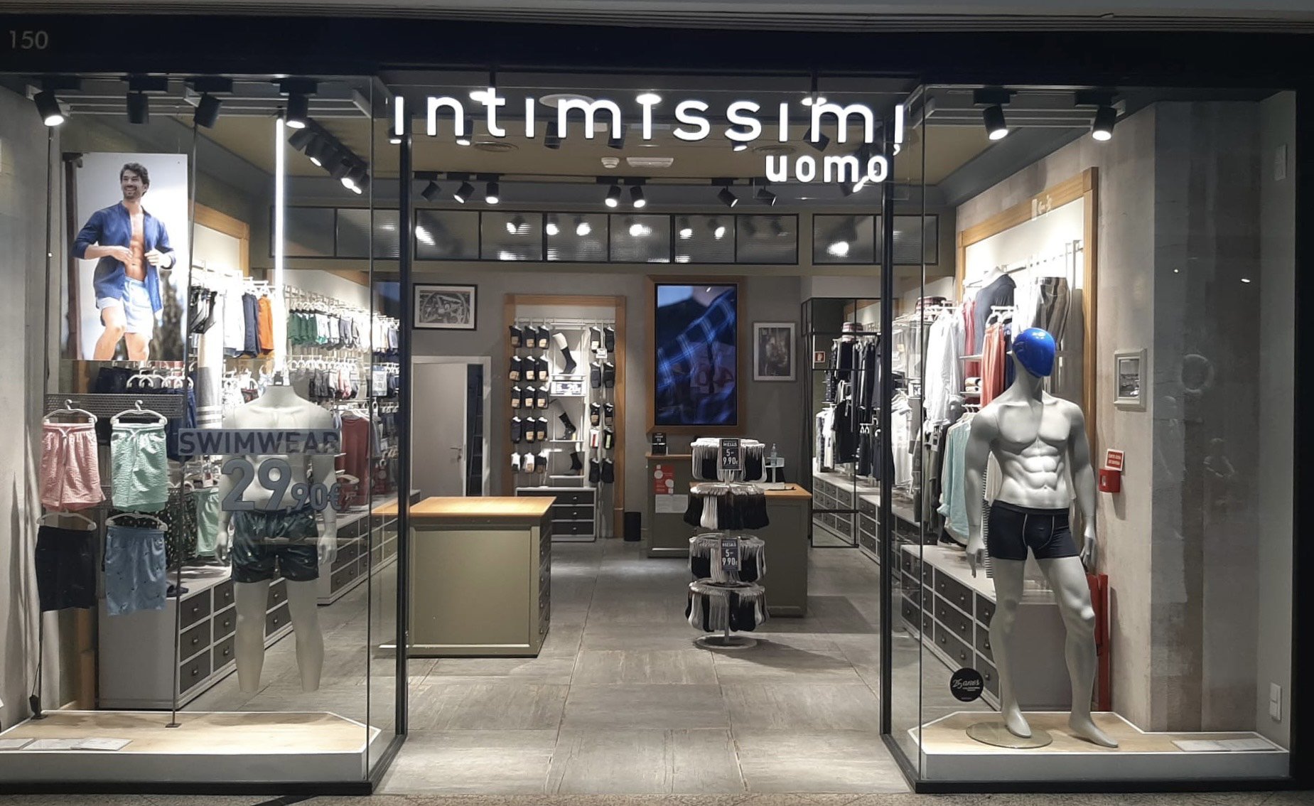 https://www.intimissimi.com/on/demandware.static/-/Library-Sites-IntimissimiContentLibrary/default/dw518de32f/storeImages/IUO_IY67_001.jpg