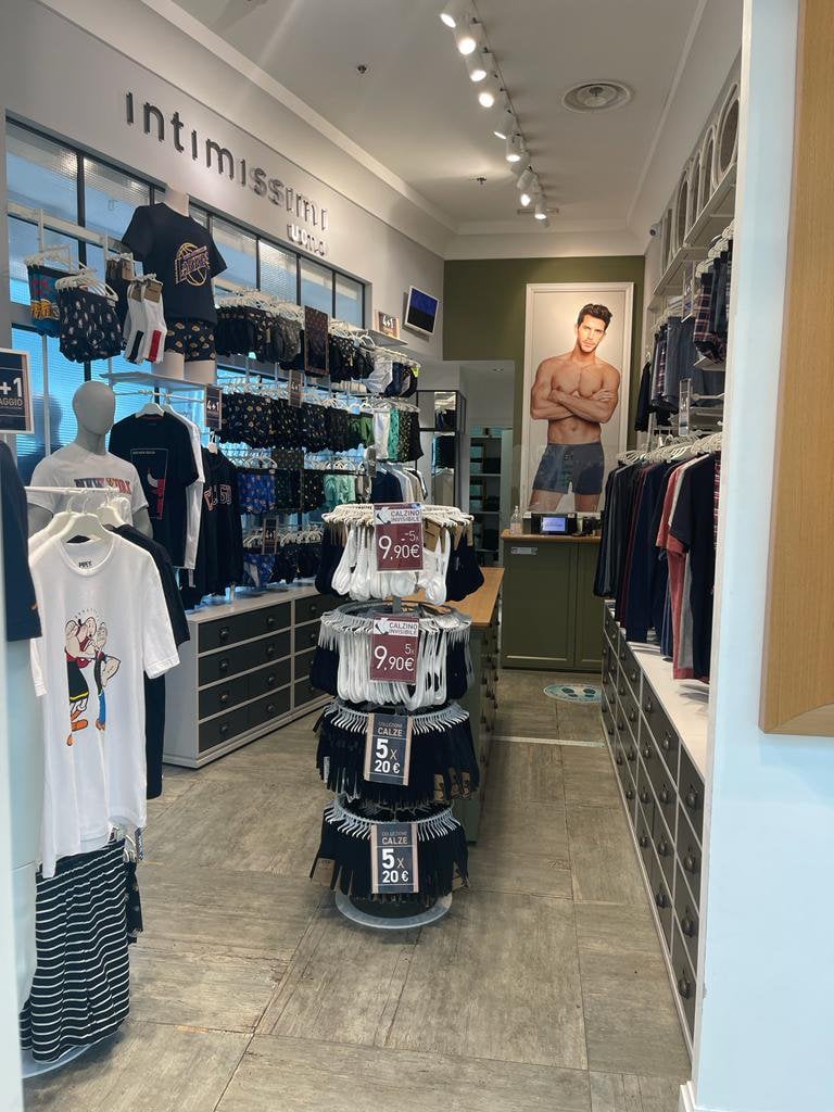 Underwear and lingerie shop in Sesto Fiorentino at Via Petrosa 19 21 23 C O CCLE Intimissimi