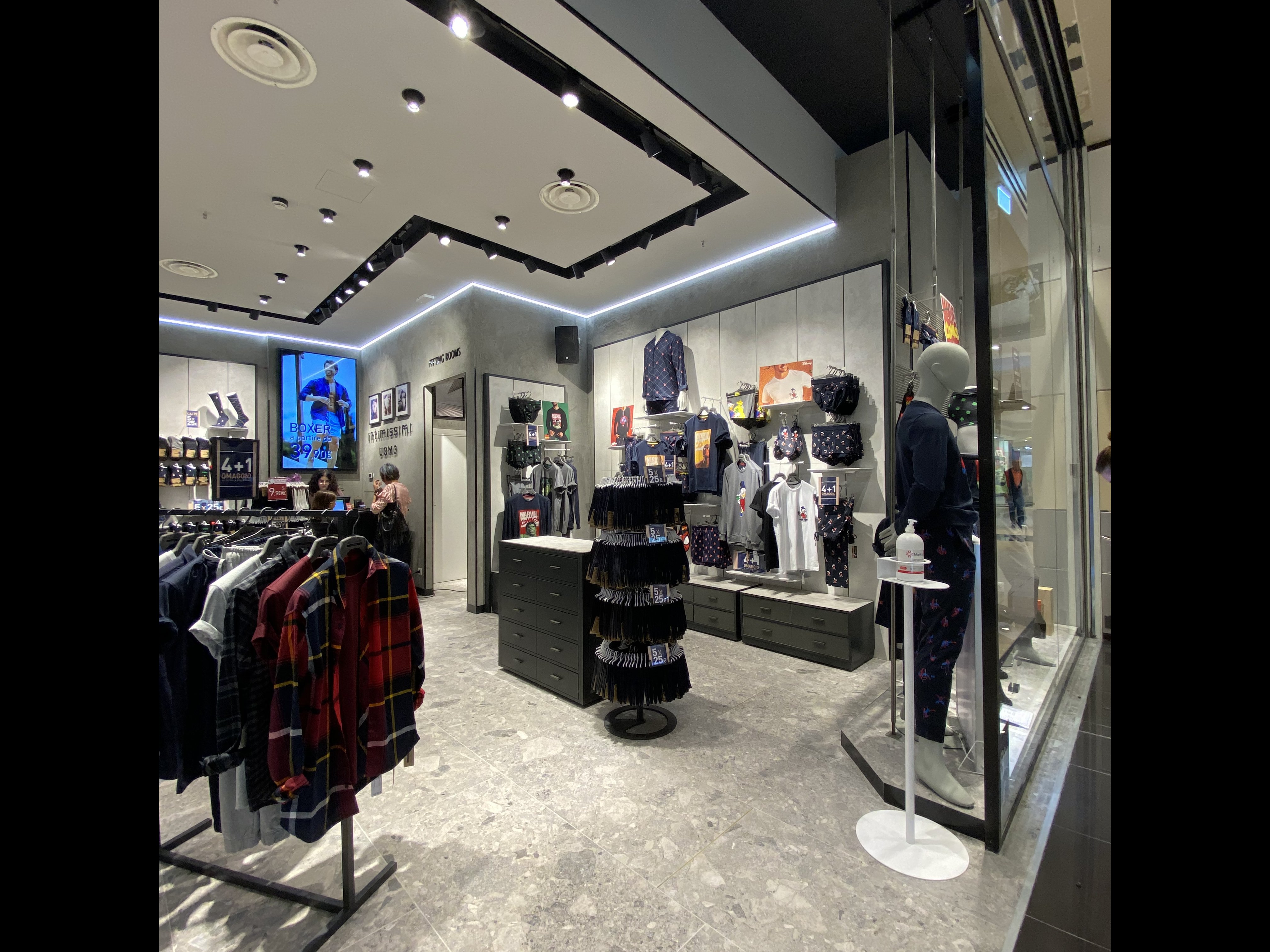 Underwear and lingerie shop in Lignano Sabbiadoro at Via Udine 15 4 Intimissimi
