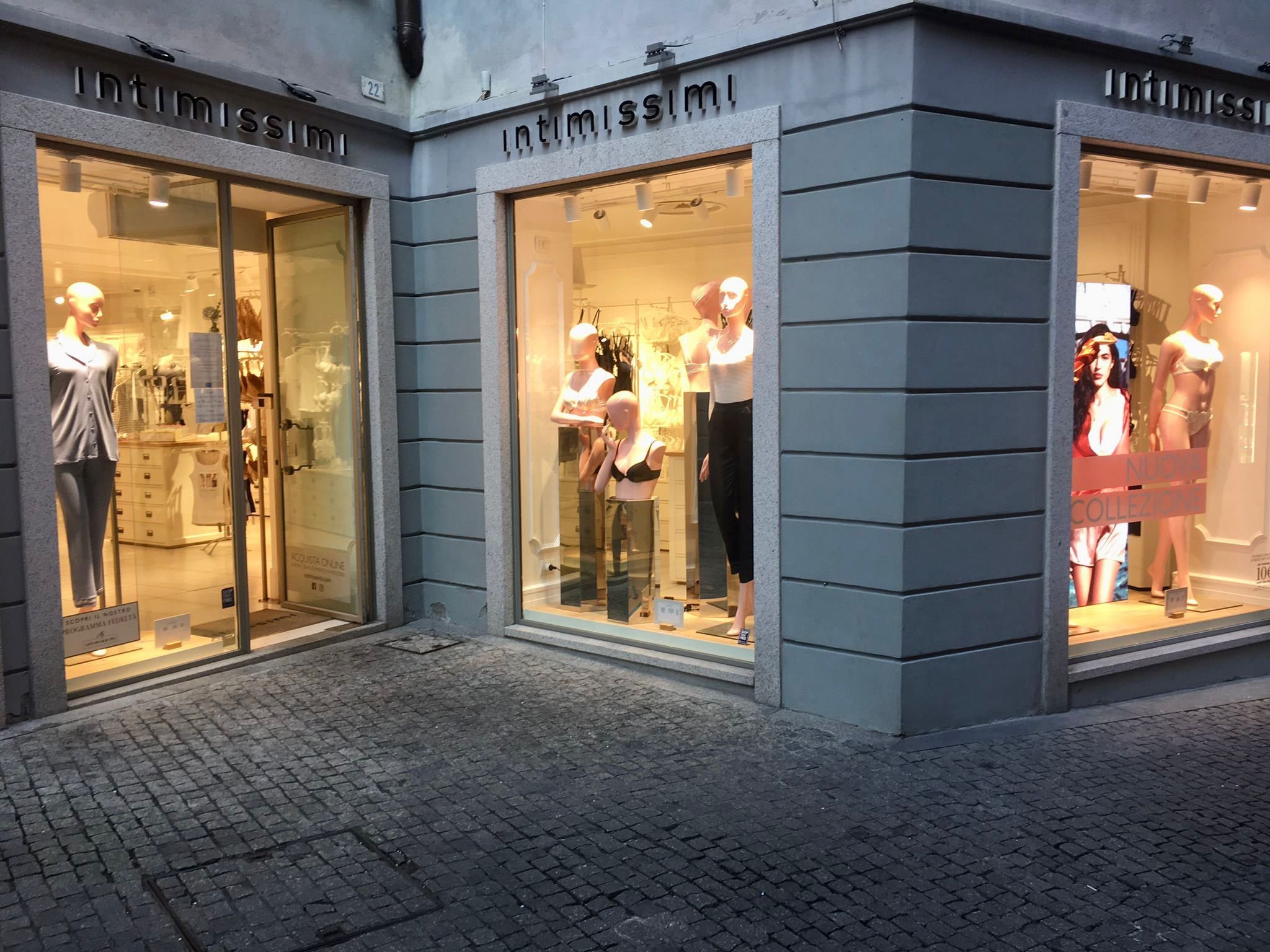 Intimissimi INTRA VIA S. VITTORE 22