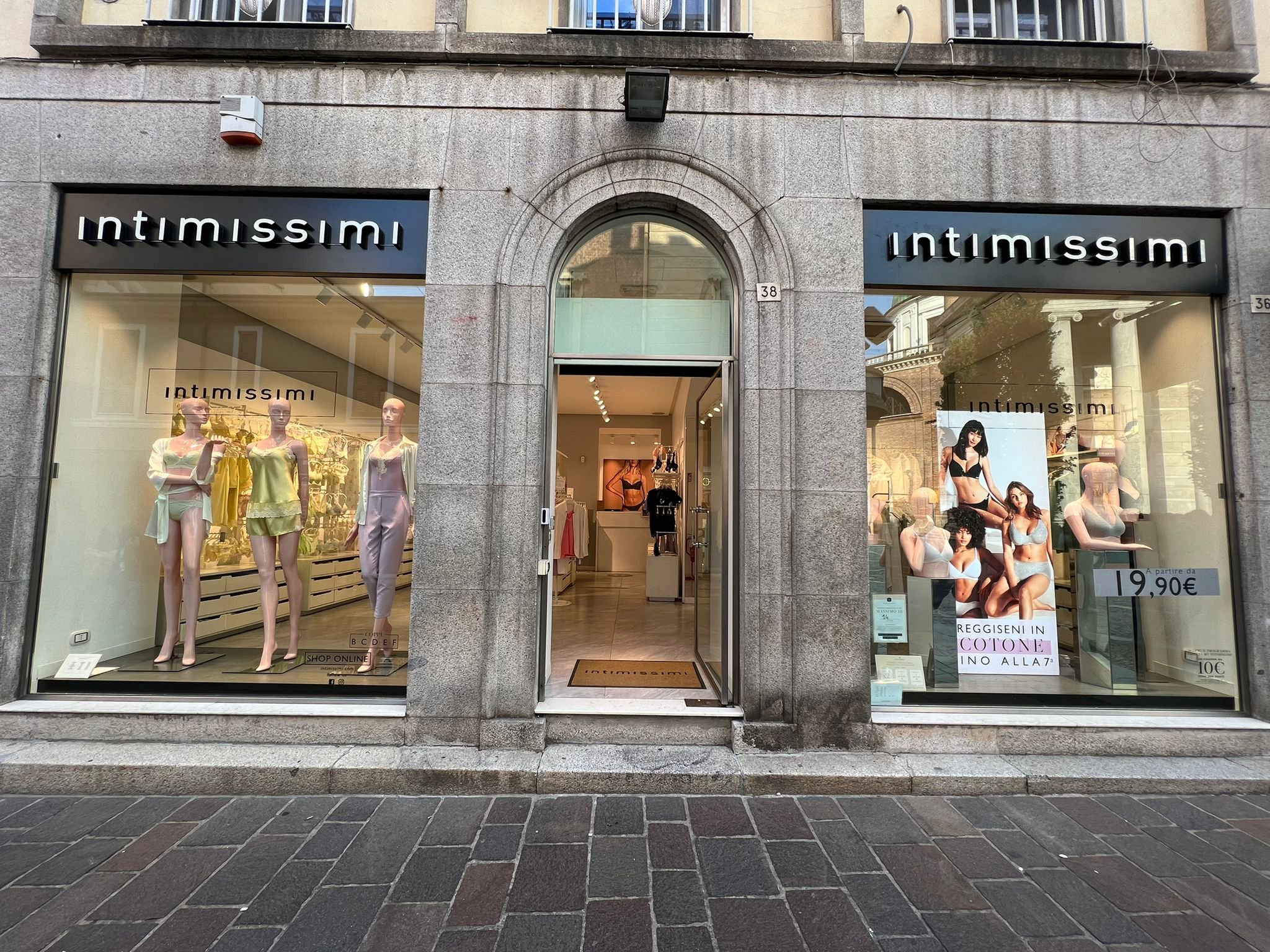 Underwear and lingerie shop in Seregno at Corso del Popolo,38
