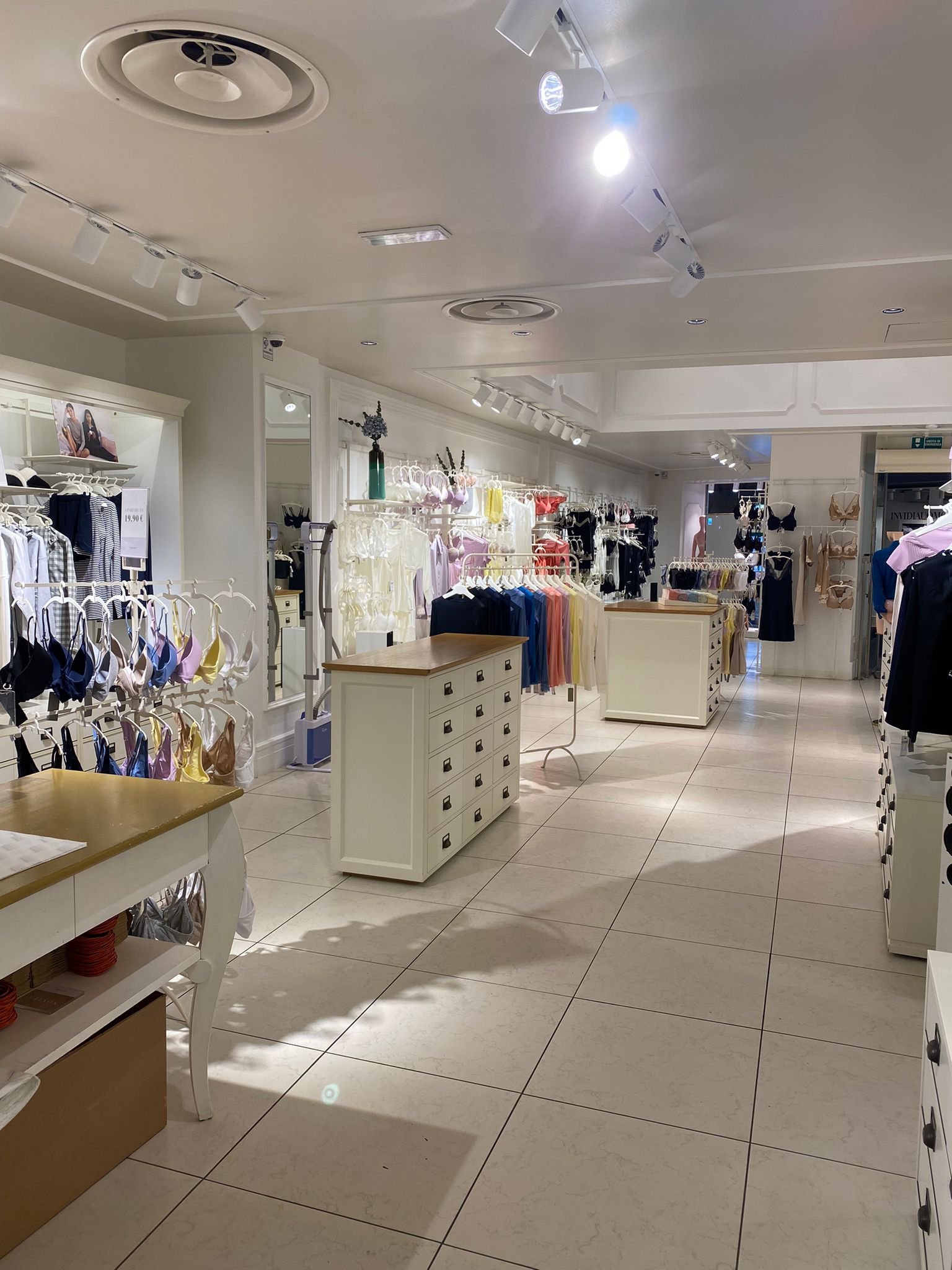 Intimissimi INTRA VIA S. VITTORE 22