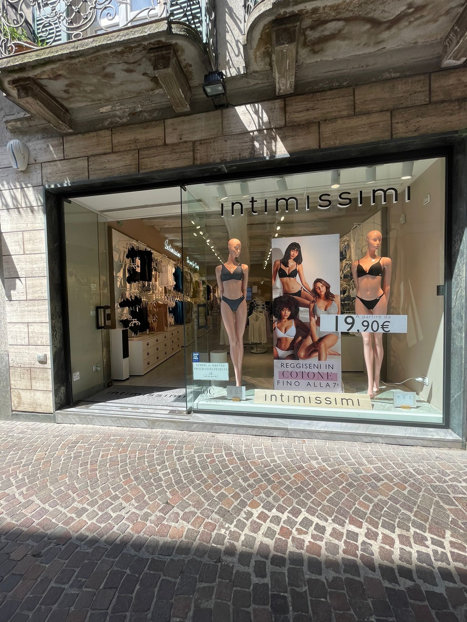 Underwear and lingerie shop in Arona at Via Camillo Benso di