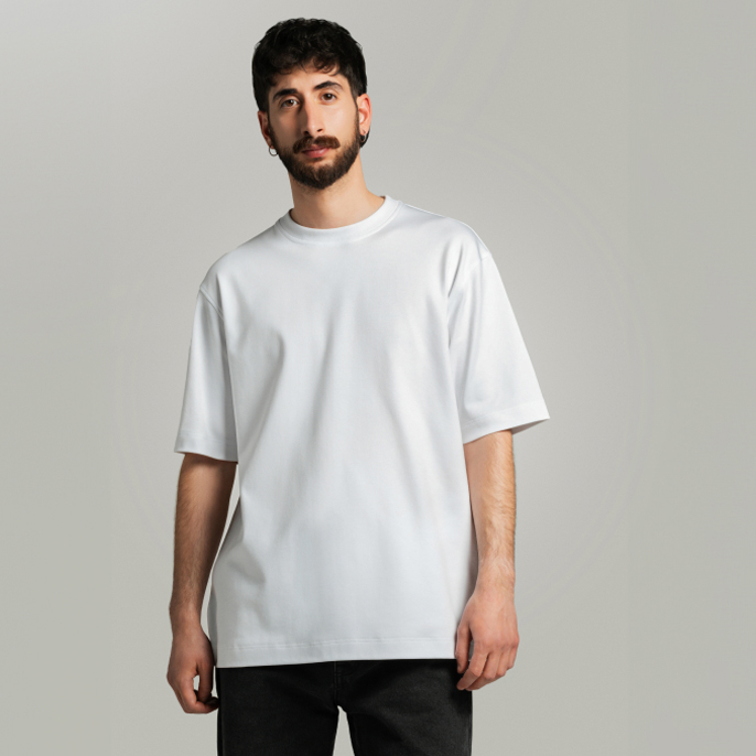 Oversize fit<br><span>T-shirt con ampia vestibilità, colletto alto e spalla scesa, in 100% cotone compatto. Ideale per un look casual o sportivo</span>