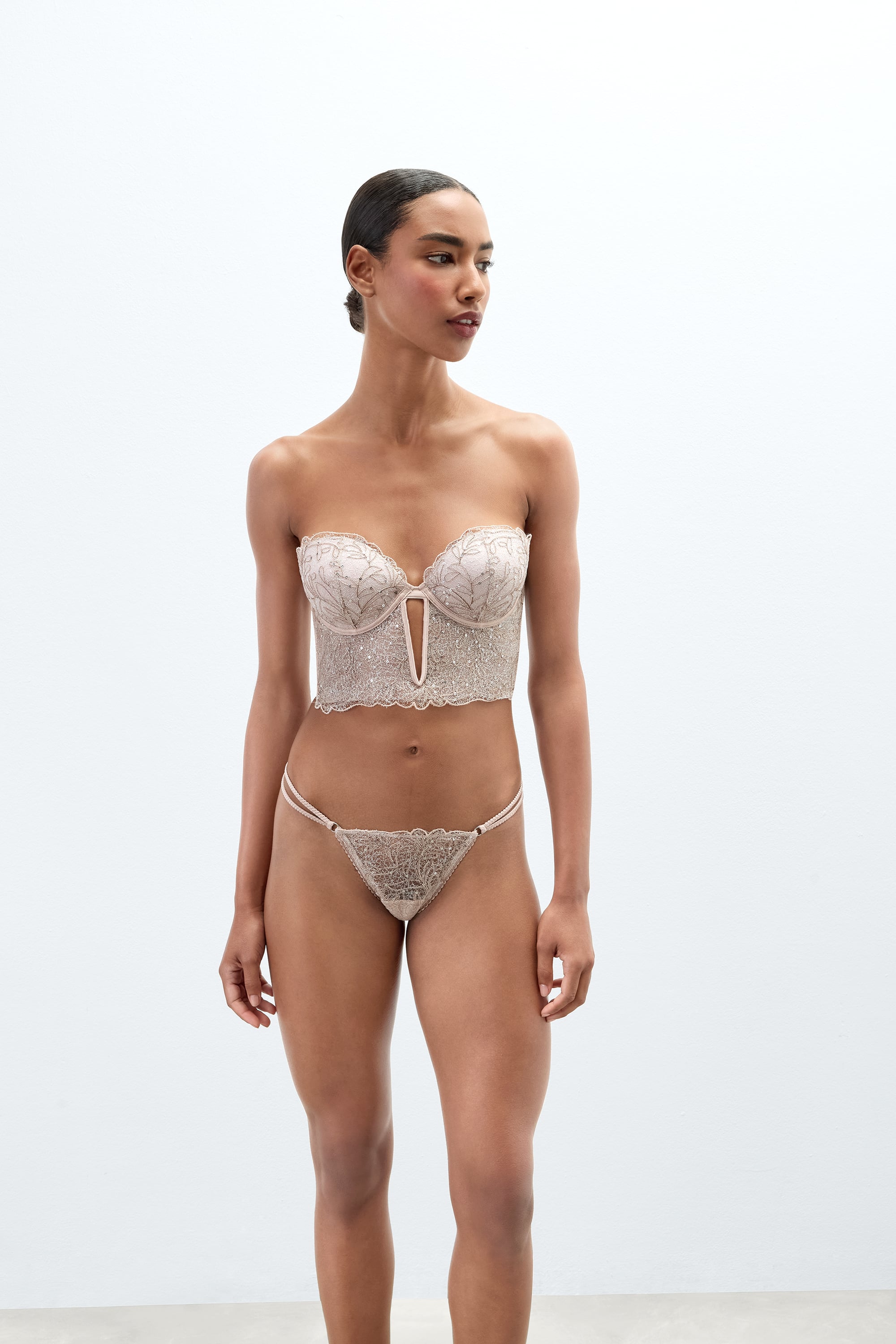 "Feel Luxurious" Anna バンドゥビスチェ