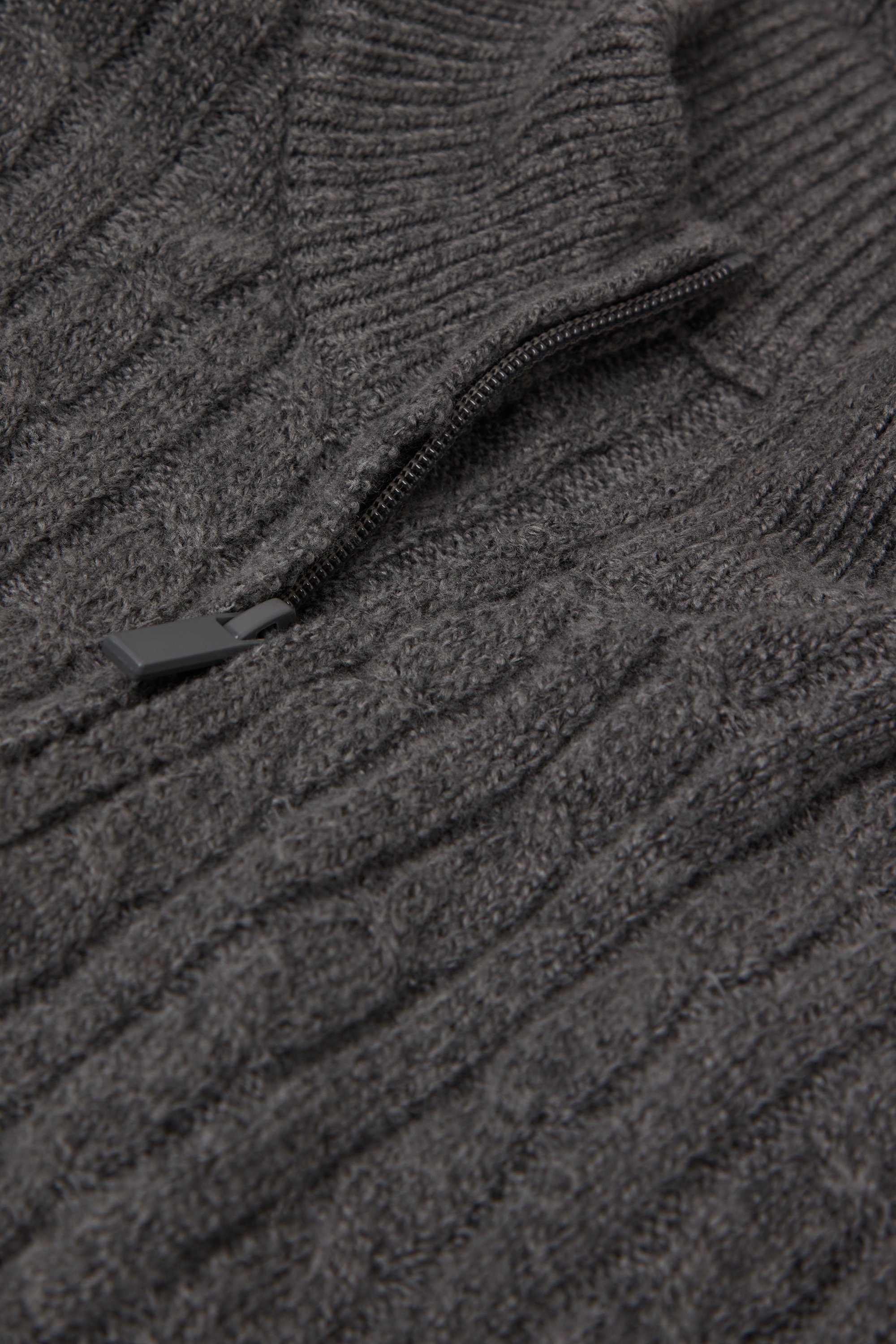 ファスナー付き ケーブル編み ニットトップス