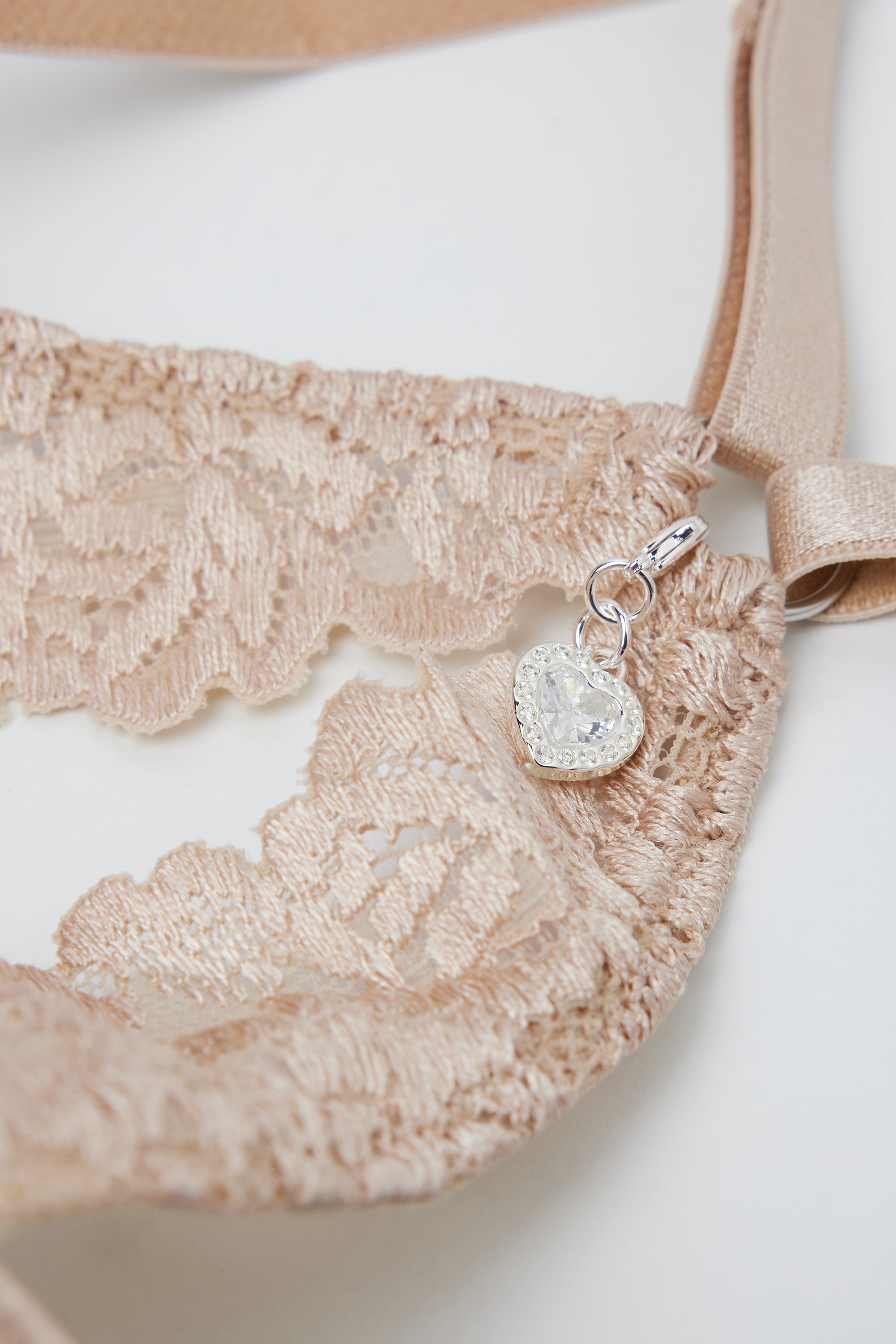 "Silky Flowers" シルク＆レース Monica プッシュアップブラ