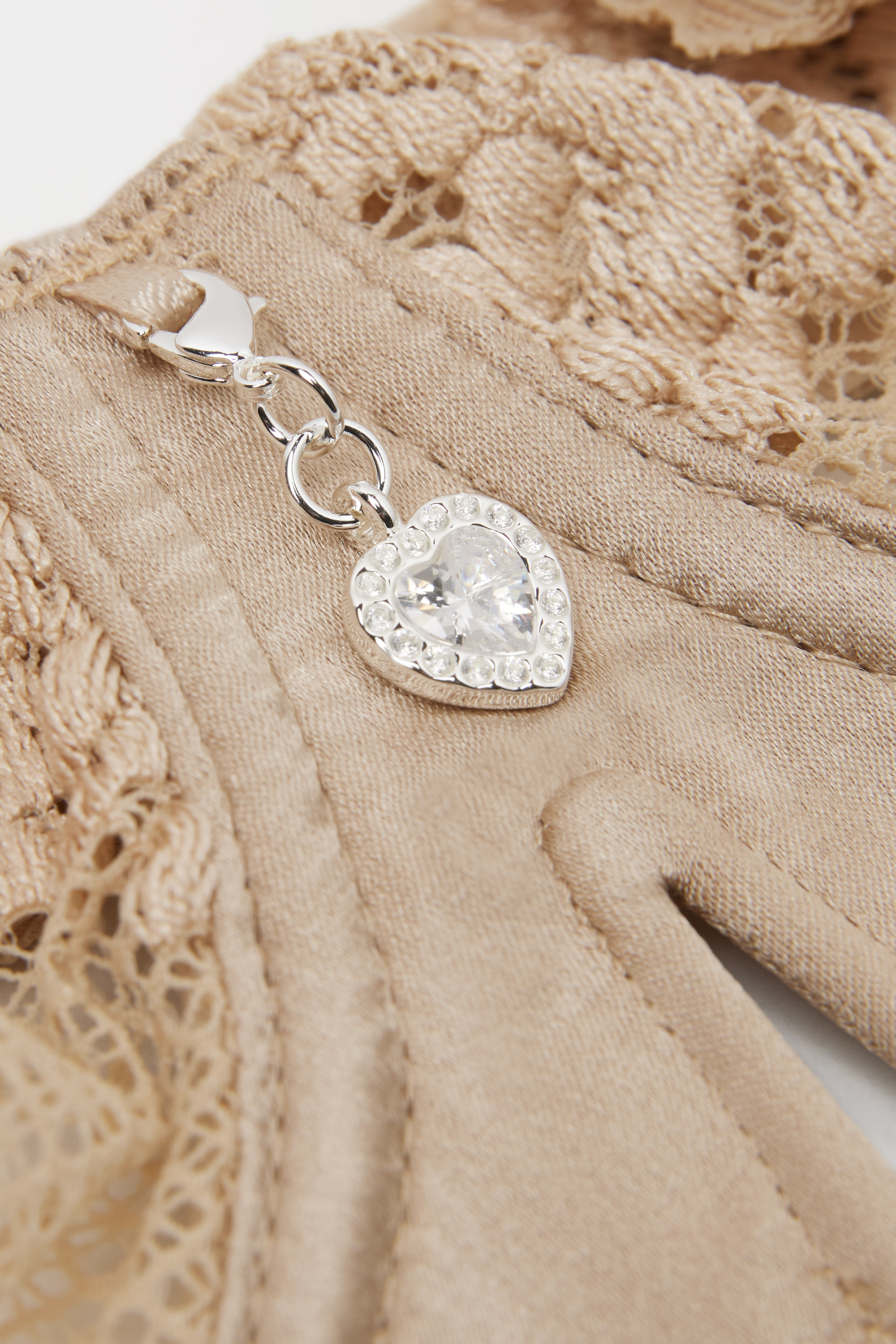 "Silky Flowers" シルク＆レース Denise バルコネットブラ