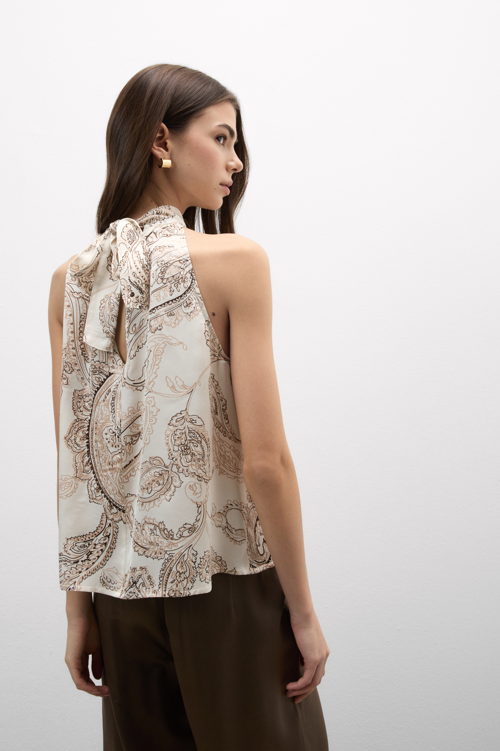 "Get Notice" ビスコースサテン ホルターネック トップス