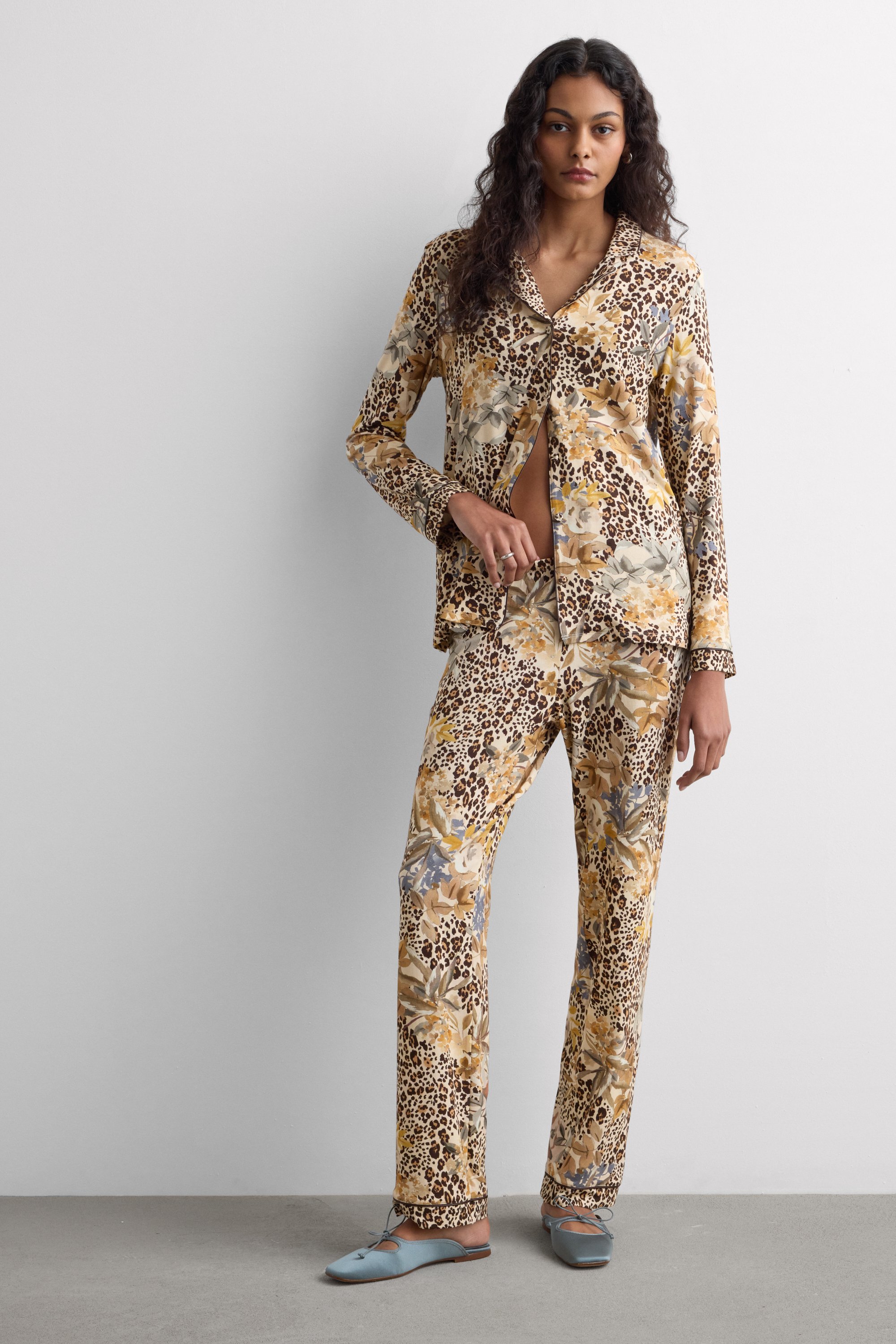 "Simply Iconic" アニマル モダール フロントオープン ロングパジャマ