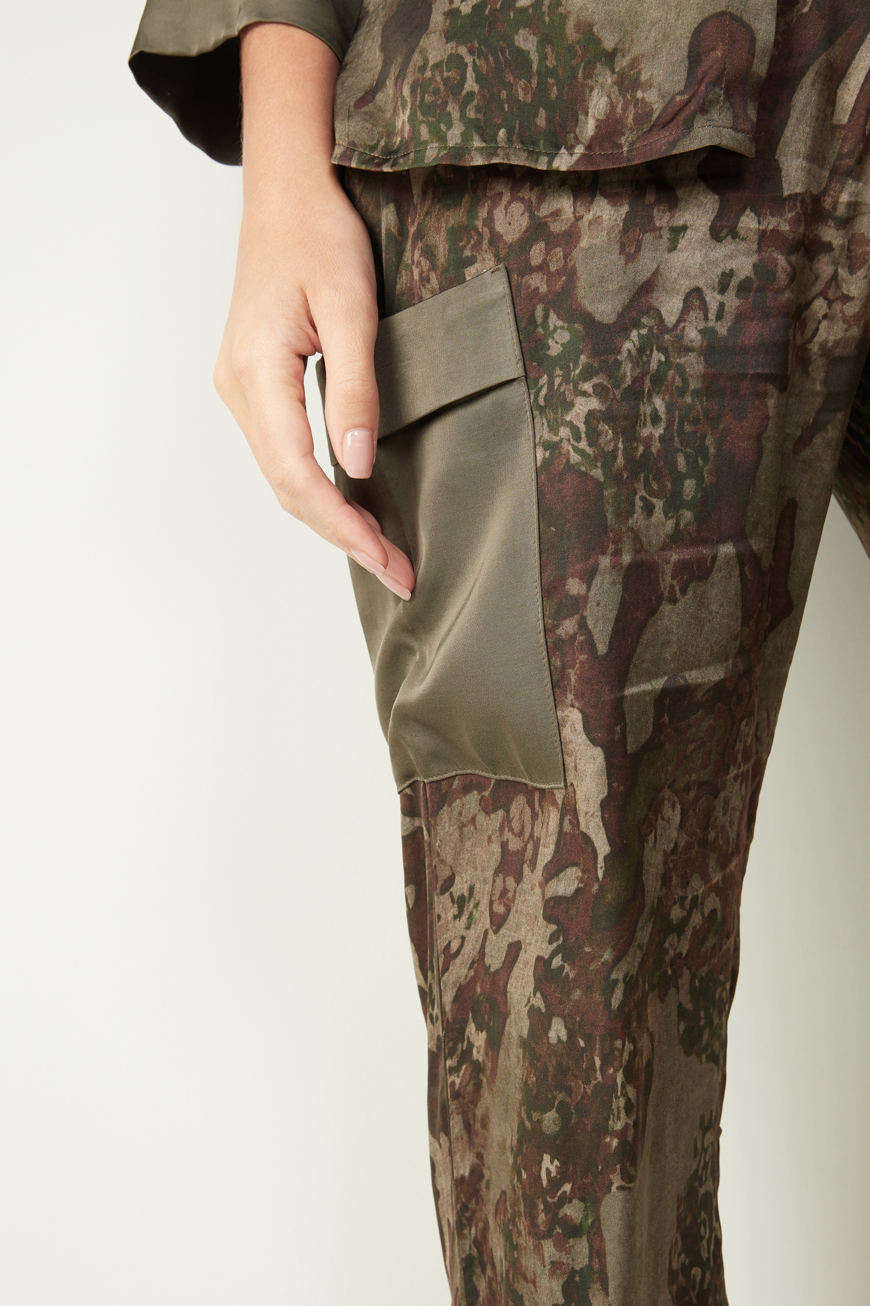 Joggers in Nature Texture Satin Viscose
