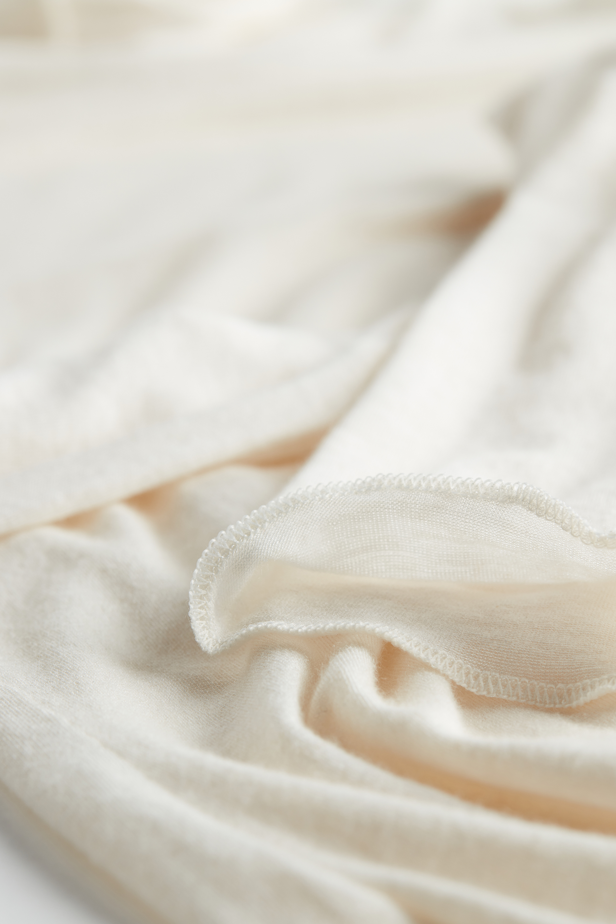 モダール カシミヤ ウルトラライト ハイネック トップ