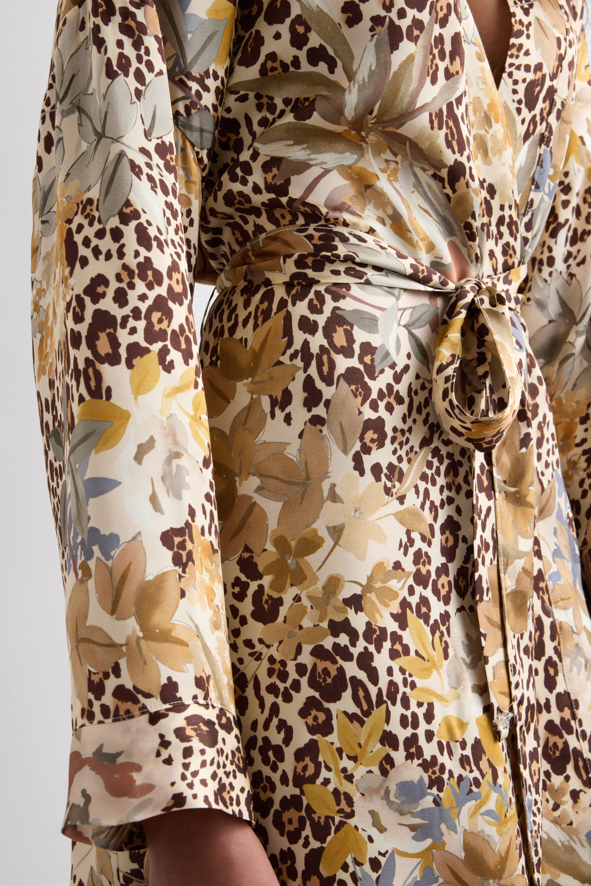 "Simply Iconic" アニマル ビスコースサテン キモノガウン