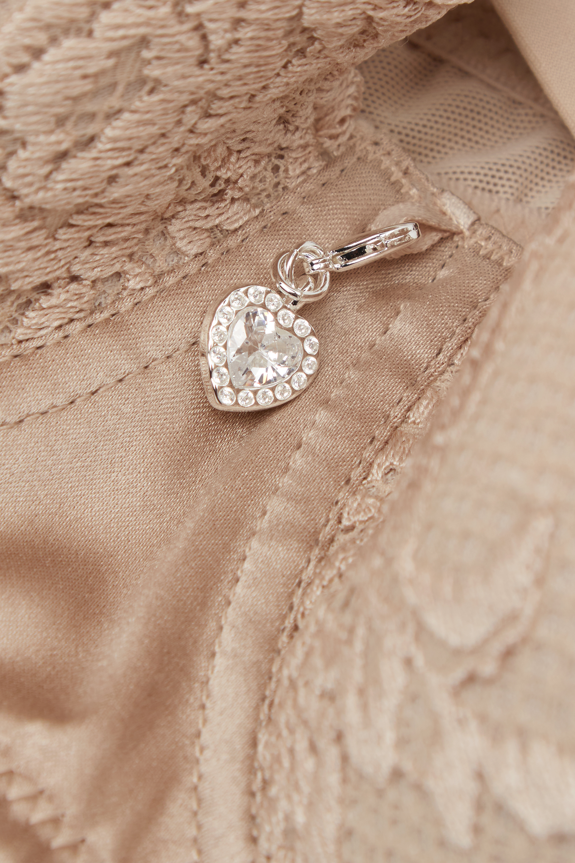 "Silky Flowers" シルク＆レース Sofia バルコネットブラ