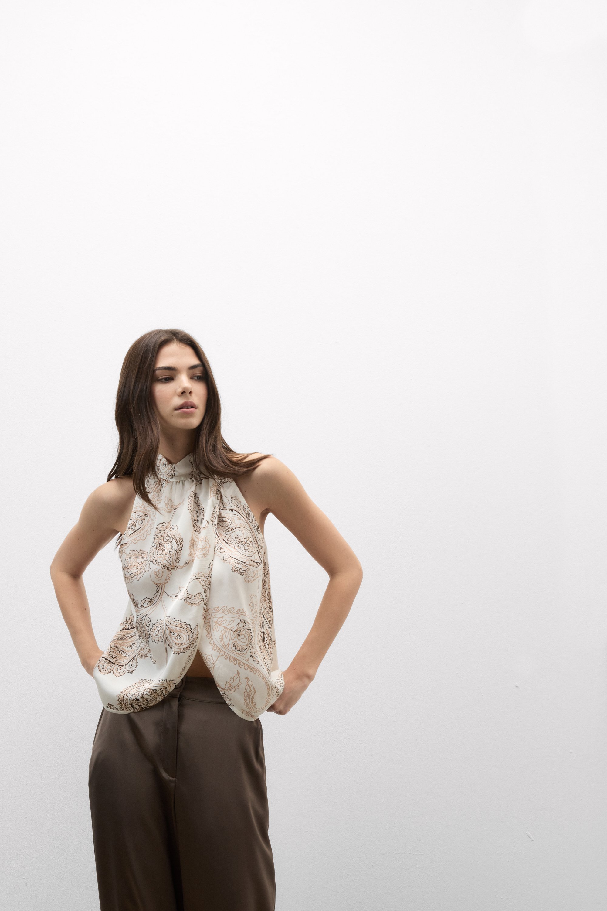 "Get Notice" ビスコースサテン ホルターネック トップス