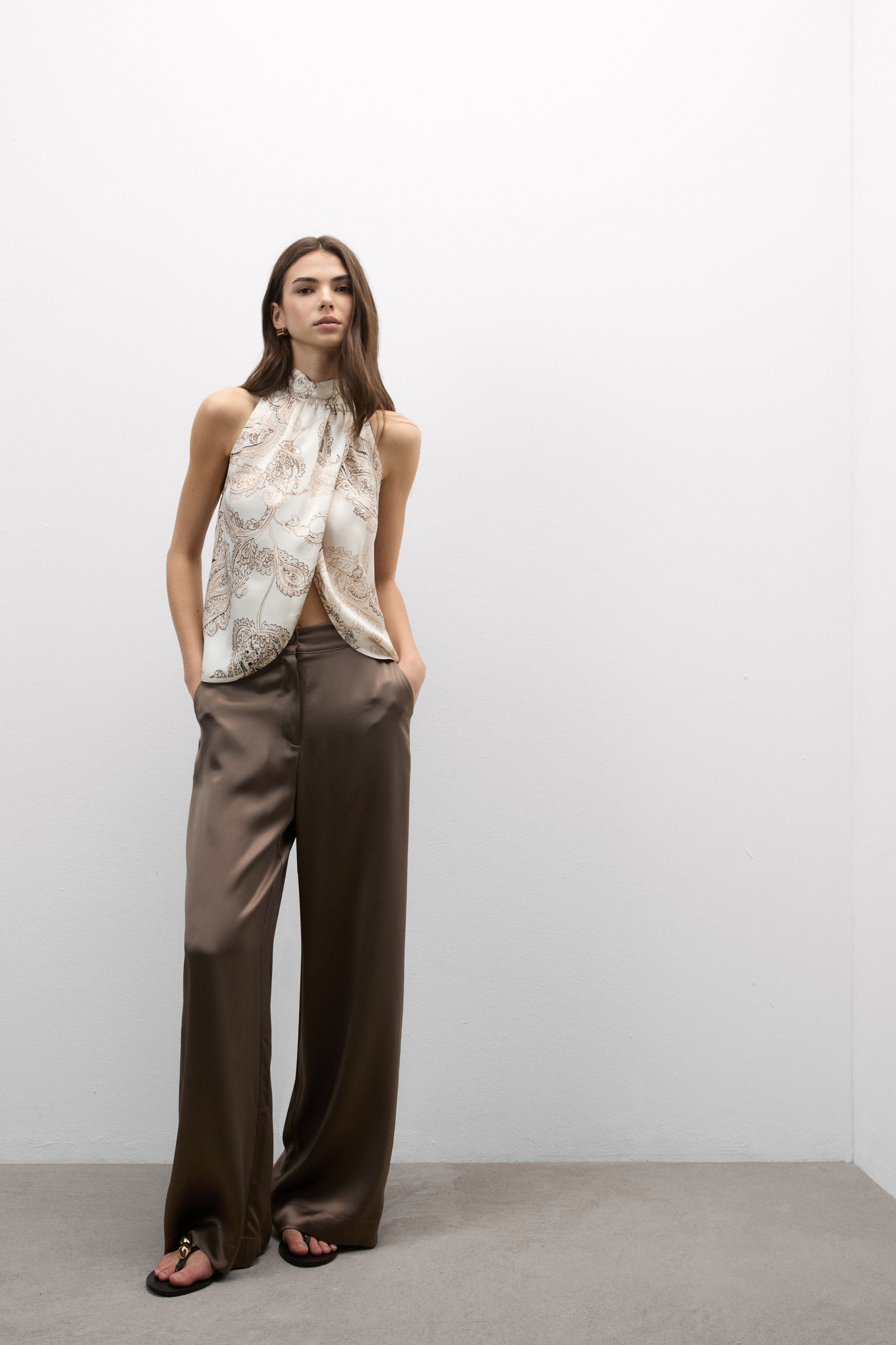 "Get Notice" ビスコースサテン ホルターネック トップス